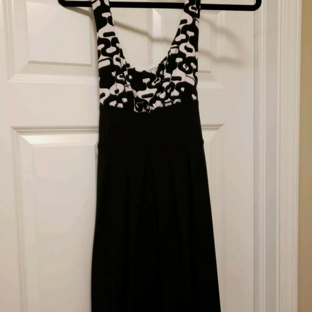 Ladies size Medium XOXO geometric black and white dress sleeveless.